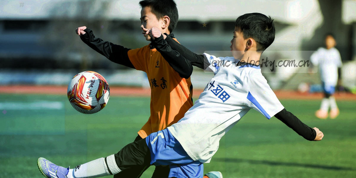 电子计分牌与比分数字的特写光效，关键事件用琥珀金局部高亮